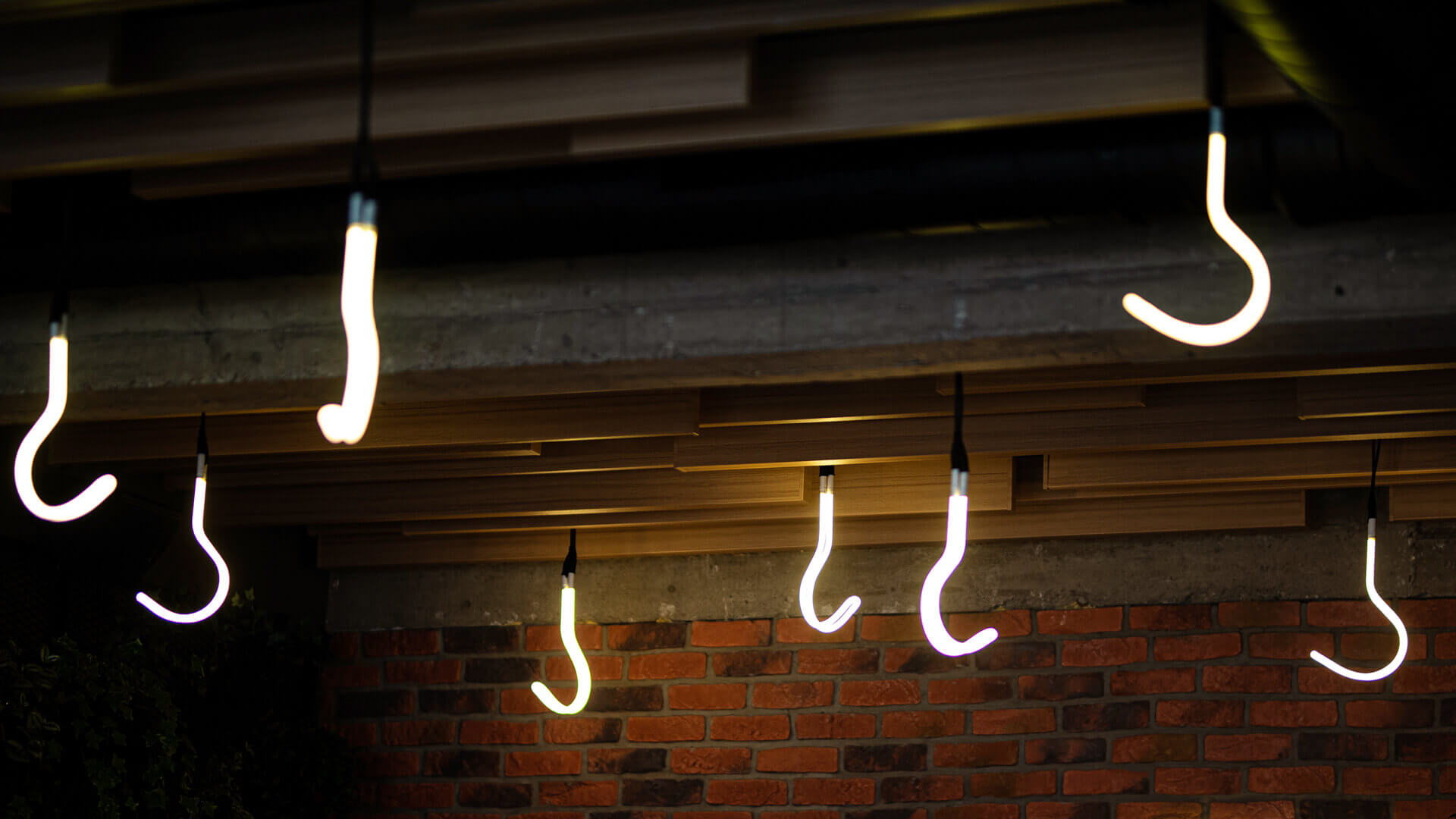 Crochets en néon au plafond du steakhouse.
